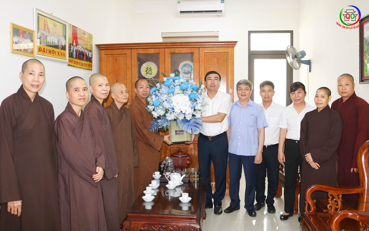 Chư tôn đức Tăng Ni thăm, chúc mừng lãnh đạo các xã mới thành lập nhân dịp triển khai mô hình chính quyền hai cấp- Ảnh 6.