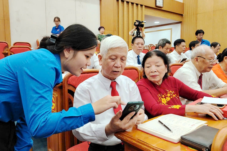 Hội nghị công bố quyết định tiếp nhận và thành lập tổ chức Đảng trực thuộc, phát động phong trào “Bình dân học vụ số”- Ảnh 11.