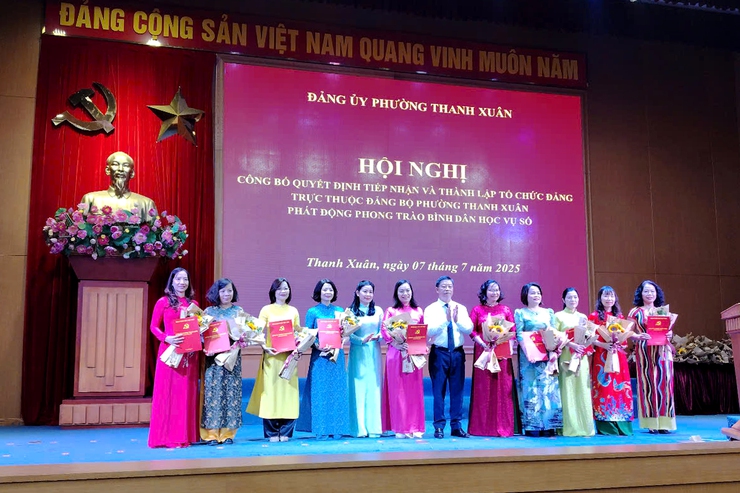 Hội nghị công bố quyết định tiếp nhận và thành lập tổ chức Đảng trực thuộc, phát động phong trào “Bình dân học vụ số”- Ảnh 8.