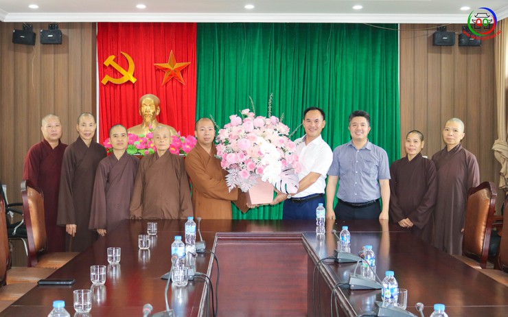 Chư tôn đức Tăng Ni thăm, chúc mừng lãnh đạo các xã mới thành lập nhân dịp triển khai mô hình chính quyền hai cấp- Ảnh 7.