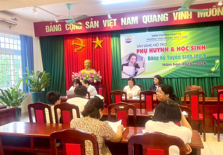 Không khí ngày đầu tuyển sinh trực tuyến vào lớp 6 năm học 2025-2026 tại phường Ngọc Hà- Ảnh 1.