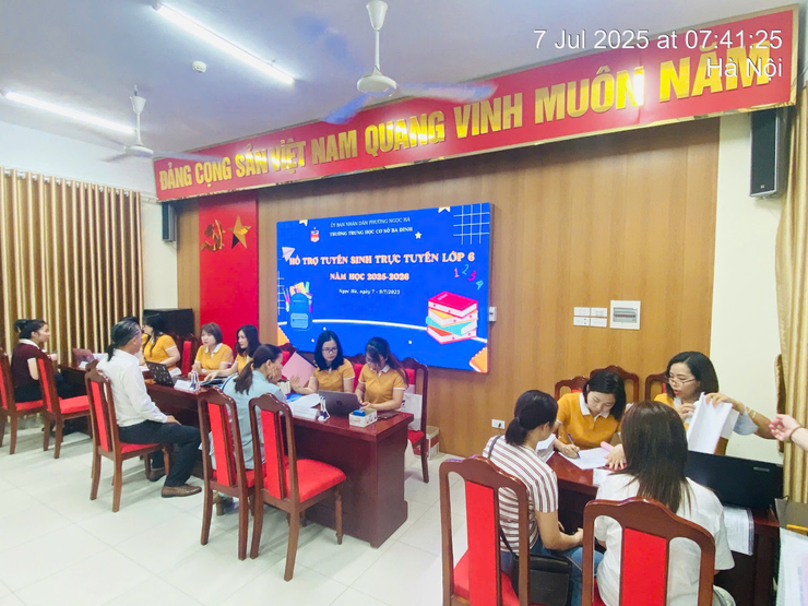 Không khí ngày đầu tuyển sinh trực tuyến vào lớp 6 năm học 2025-2026 tại phường Ngọc Hà- Ảnh 3.