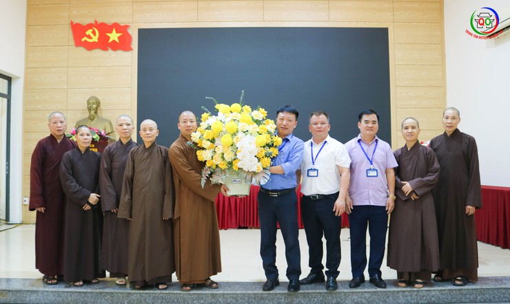 Chư tôn đức Tăng Ni thăm, chúc mừng lãnh đạo các xã mới thành lập nhân dịp triển khai mô hình chính quyền hai cấp- Ảnh 8.