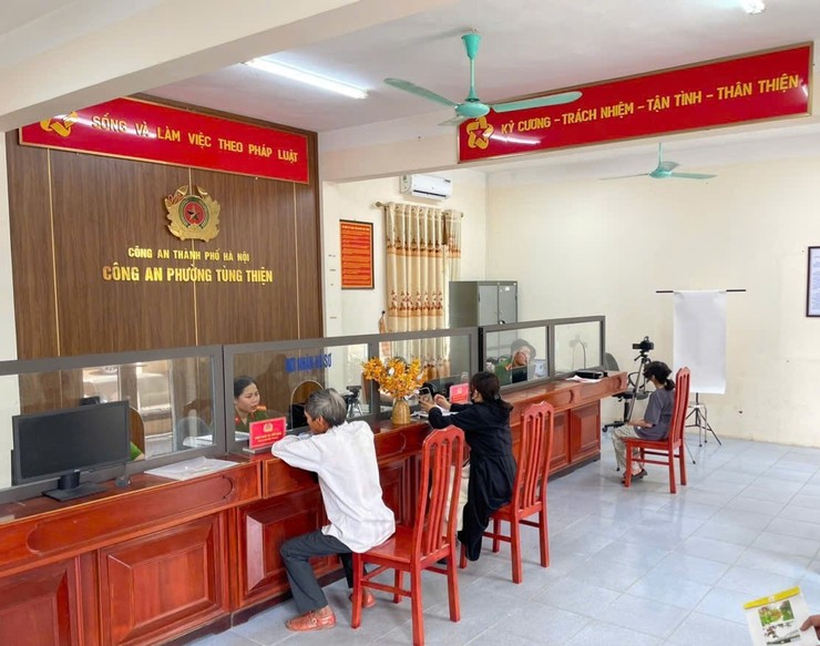 Công an phường Tùng Thiện chú trọng thực hiện cải cách thủ tục hành chính phục vụ Nhân dân

- Ảnh 1.