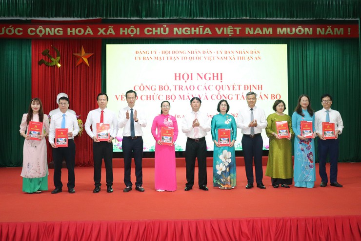 Xã Thuận An công bố, trao các quyết định về tổ chức bộ máy và công tác cán bộ- Ảnh 1.