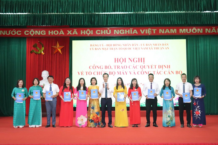 Xã Thuận An công bố, trao các quyết định về tổ chức bộ máy và công tác cán bộ- Ảnh 10.