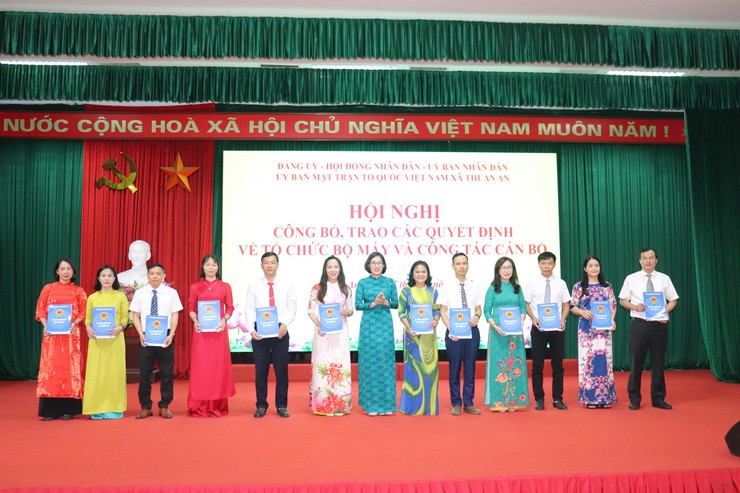 Xã Thuận An công bố, trao các quyết định về tổ chức bộ máy và công tác cán bộ- Ảnh 11.