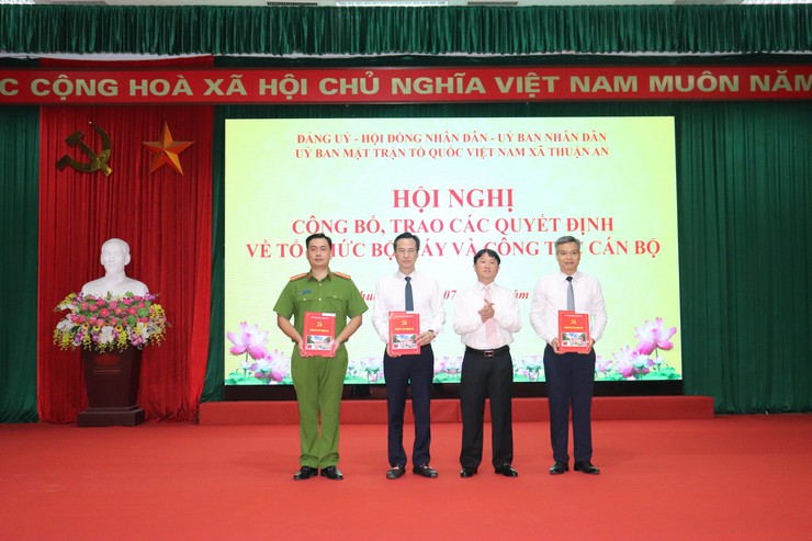 Xã Thuận An công bố, trao các quyết định về tổ chức bộ máy và công tác cán bộ- Ảnh 2.