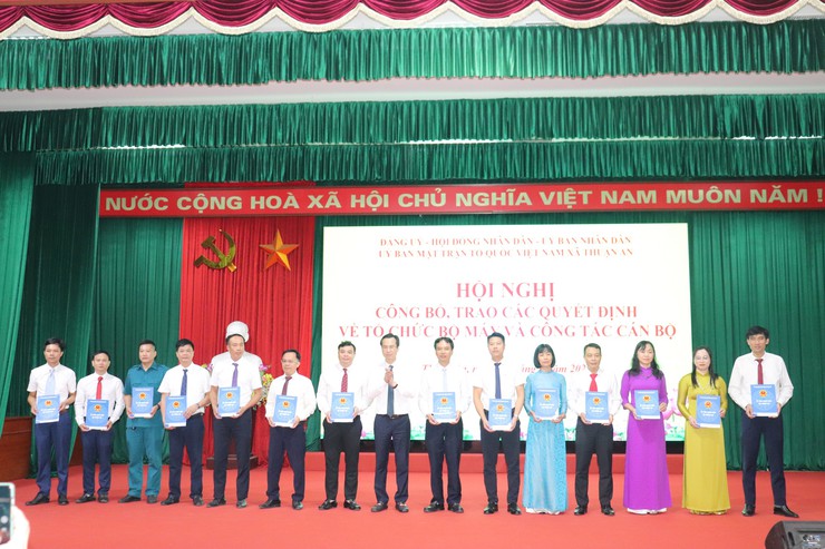 Xã Thuận An công bố, trao các quyết định về tổ chức bộ máy và công tác cán bộ- Ảnh 3.