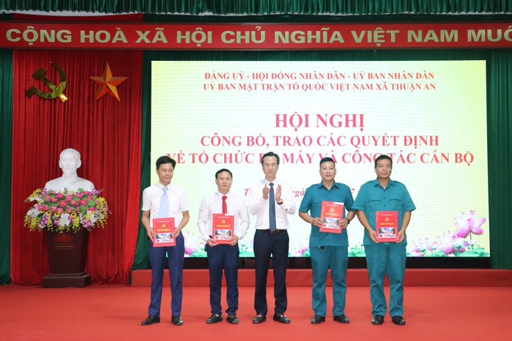 Xã Thuận An công bố, trao các quyết định về tổ chức bộ máy và công tác cán bộ- Ảnh 4.