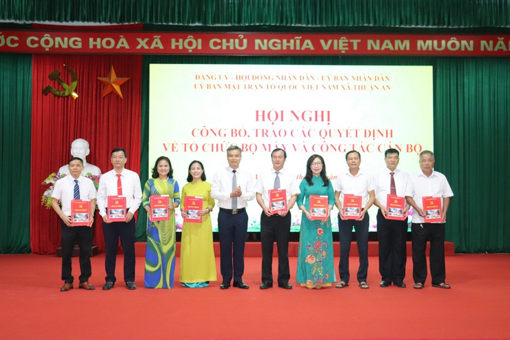 Xã Thuận An công bố, trao các quyết định về tổ chức bộ máy và công tác cán bộ- Ảnh 5.