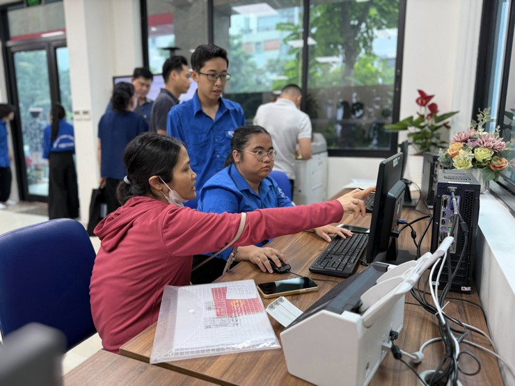 Tuổi trẻ phường Đống Đa tích cực ra quân hỗ trợ nhân dân sử dụng dịch vụ công trực tiếp và trực tuyến- Ảnh 13.