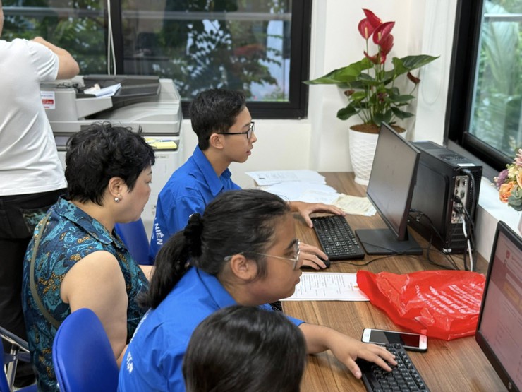 Tuổi trẻ phường Đống Đa tích cực ra quân hỗ trợ nhân dân sử dụng dịch vụ công trực tiếp và trực tuyến- Ảnh 10.