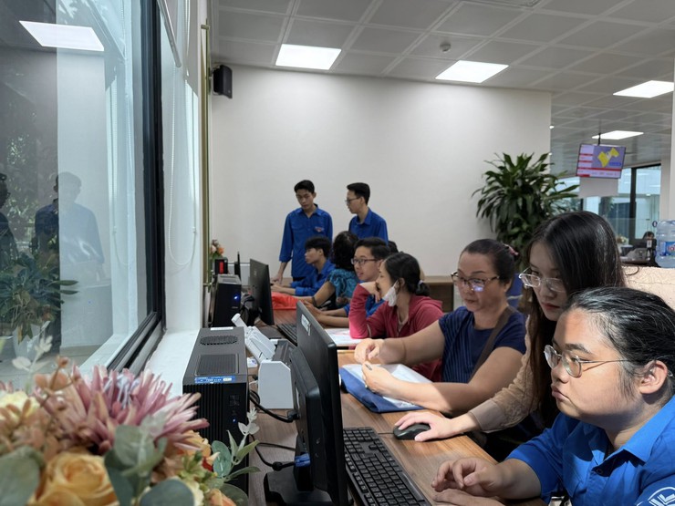 Tuổi trẻ phường Đống Đa tích cực ra quân hỗ trợ nhân dân sử dụng dịch vụ công trực tiếp và trực tuyến- Ảnh 5.