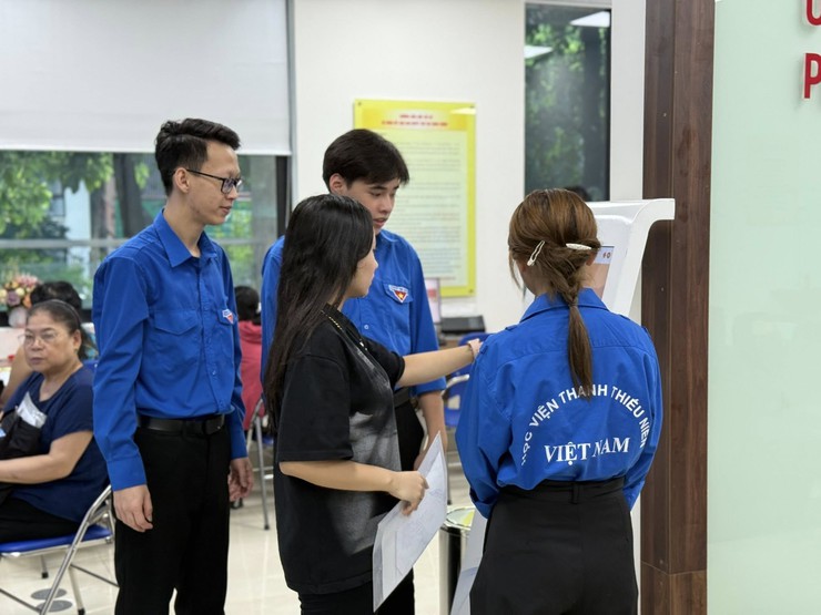 Tuổi trẻ phường Đống Đa tích cực ra quân hỗ trợ nhân dân sử dụng dịch vụ công trực tiếp và trực tuyến- Ảnh 7.