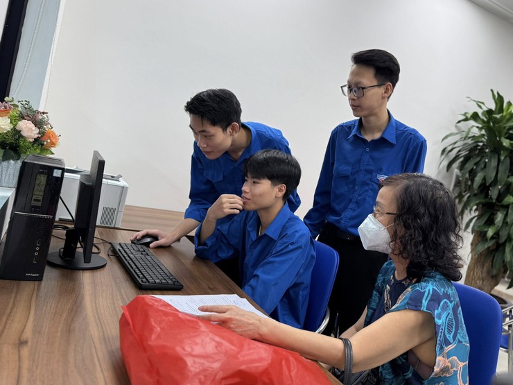 Tuổi trẻ phường Đống Đa tích cực ra quân hỗ trợ nhân dân sử dụng dịch vụ công trực tiếp và trực tuyến- Ảnh 6.