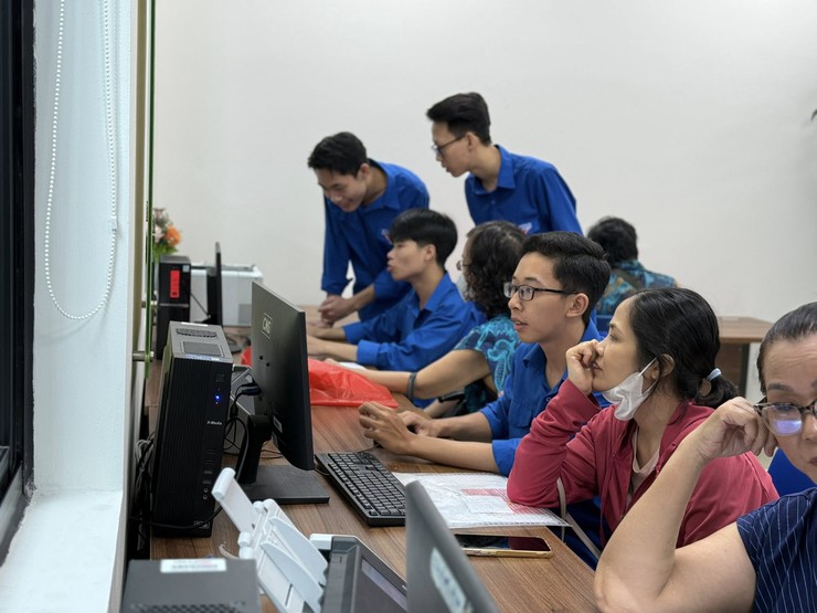 Tuổi trẻ phường Đống Đa tích cực ra quân hỗ trợ nhân dân sử dụng dịch vụ công trực tiếp và trực tuyến- Ảnh 14.