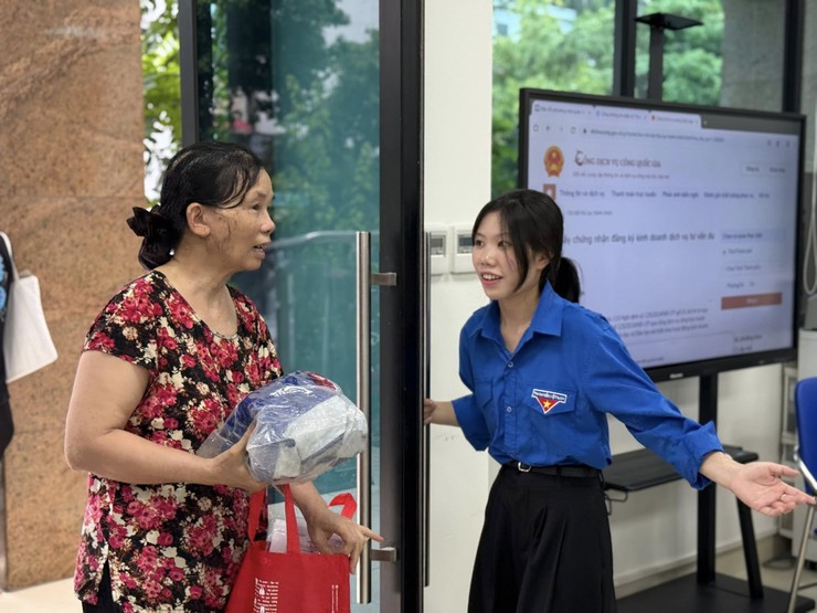 Tuổi trẻ phường Đống Đa tích cực ra quân hỗ trợ nhân dân sử dụng dịch vụ công trực tiếp và trực tuyến- Ảnh 15.