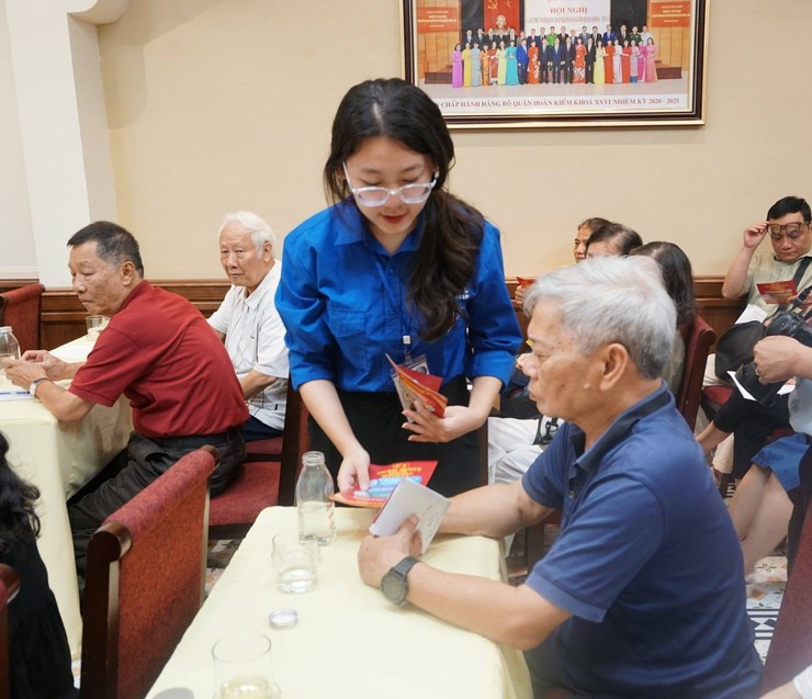 BÍ THƯ ĐẢNG ỦY PHƯỜNG CỬA NAM DỰ SINH HOẠT CHI BỘ TẠI TỔ DÂN PHỐ: TRỰC TIẾP LẮNG NGHE Ý KIẾN CỦA CÁN BỘ, ĐẢNG VIÊN- Ảnh 9.