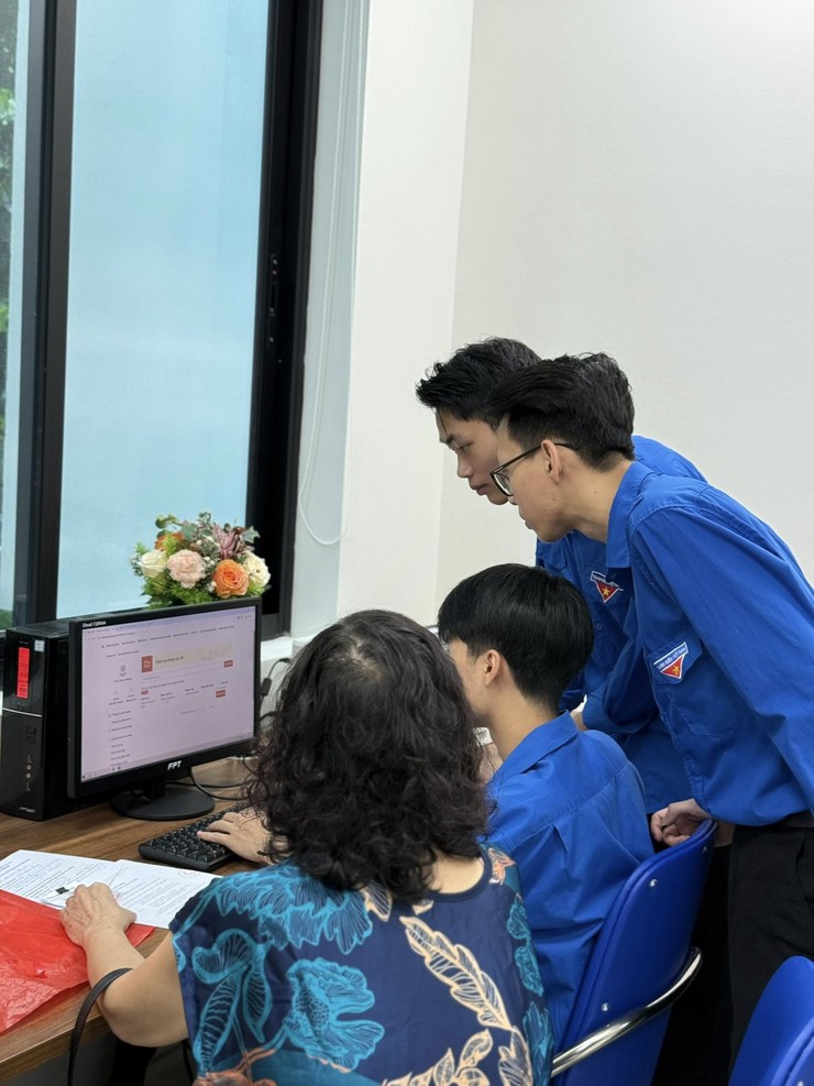 Tuổi trẻ phường Đống Đa tích cực ra quân hỗ trợ nhân dân sử dụng dịch vụ công trực tiếp và trực tuyến- Ảnh 12.