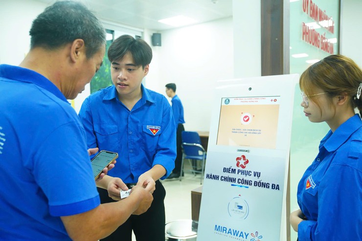 Tuổi trẻ phường Đống Đa tích cực ra quân hỗ trợ nhân dân sử dụng dịch vụ công trực tiếp và trực tuyến- Ảnh 1.