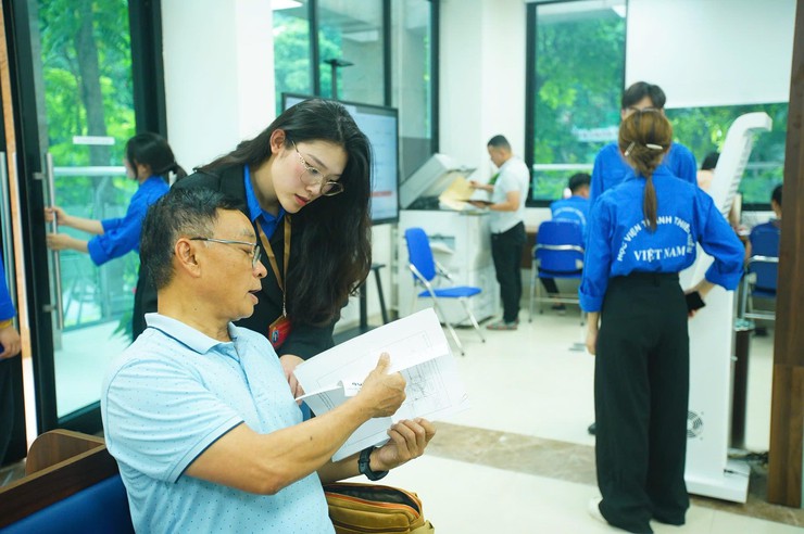 Tuổi trẻ phường Đống Đa tích cực ra quân hỗ trợ nhân dân sử dụng dịch vụ công trực tiếp và trực tuyến- Ảnh 4.