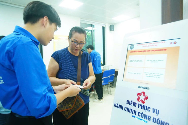 Tuổi trẻ phường Đống Đa tích cực ra quân hỗ trợ nhân dân sử dụng dịch vụ công trực tiếp và trực tuyến- Ảnh 2.