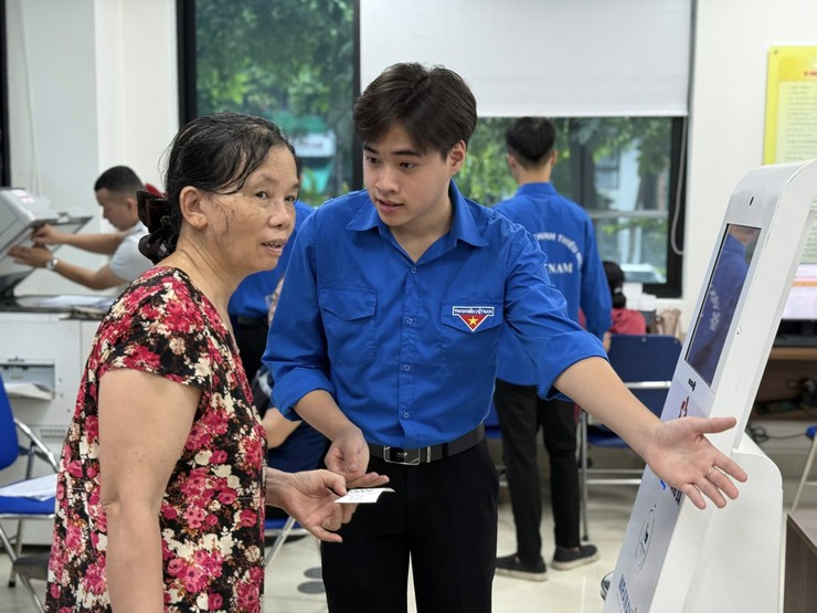 Tuổi trẻ phường Đống Đa tích cực ra quân hỗ trợ nhân dân sử dụng dịch vụ công trực tiếp và trực tuyến- Ảnh 11.