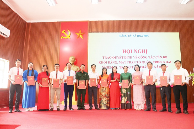 Hội nghị công bố, trao các quyết định về công tác tổ chức cán bộ khối Đảng, MTTQ và triển khai một số nhiệm vụ trọng tâm- Ảnh 4.