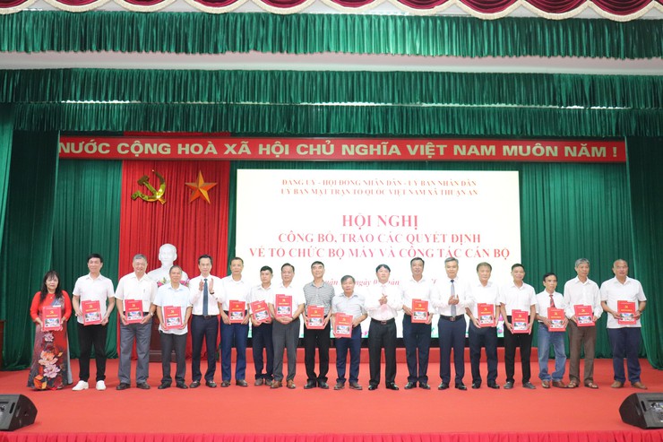 Xã Thuận An công bố, trao các quyết định về tổ chức bộ máy và công tác cán bộ- Ảnh 6.