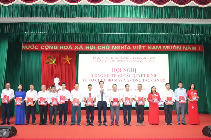 Xã Thuận An công bố, trao các quyết định về tổ chức bộ máy và công tác cán bộ- Ảnh 7.