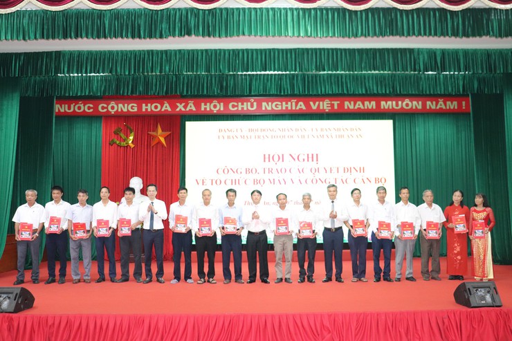 Xã Thuận An công bố, trao các quyết định về tổ chức bộ máy và công tác cán bộ- Ảnh 8.