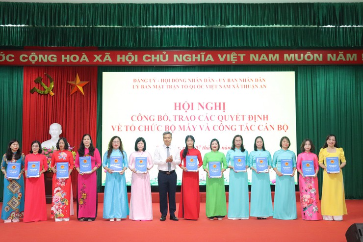 Xã Thuận An công bố, trao các quyết định về tổ chức bộ máy và công tác cán bộ- Ảnh 9.