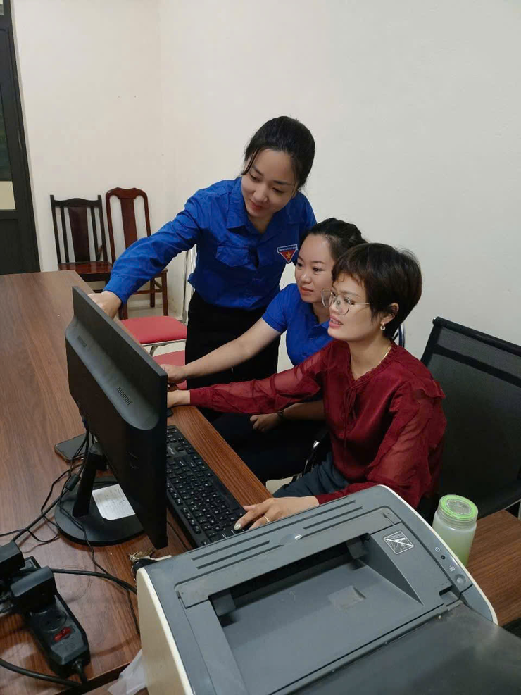 TUỔI TRẺ DÂN HÒA XUNG KÍCH HỖ TRỢ NGƯỜI DÂN TẠI TRUNG TÂM HÀNH CHÍNH CÔNG - Ảnh 1.