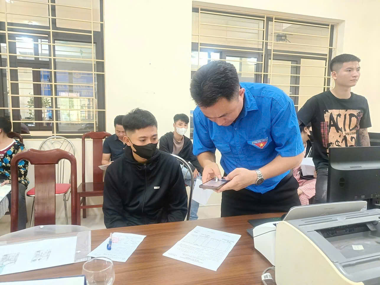 TUỔI TRẺ DÂN HÒA XUNG KÍCH HỖ TRỢ NGƯỜI DÂN TẠI TRUNG TÂM HÀNH CHÍNH CÔNG - Ảnh 2.