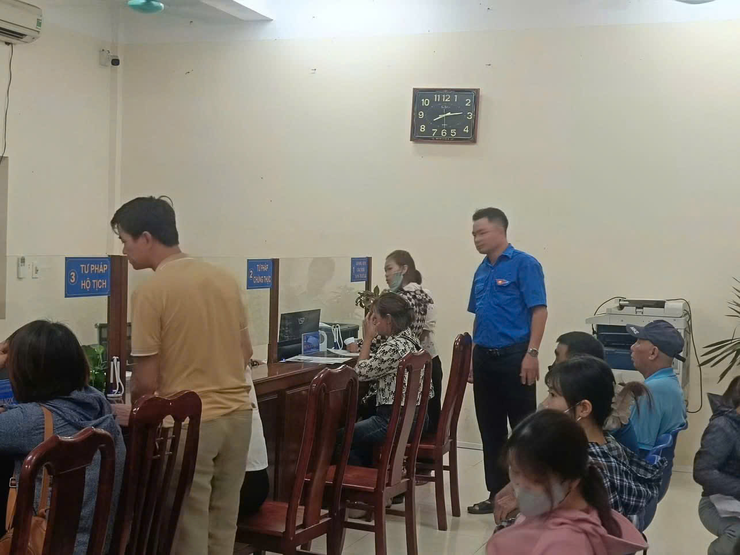 TUỔI TRẺ DÂN HÒA XUNG KÍCH HỖ TRỢ NGƯỜI DÂN TẠI TRUNG TÂM HÀNH CHÍNH CÔNG - Ảnh 3.