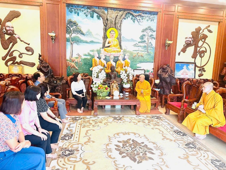 Lãnh đạo phường Long Biên thăm, tặng quà các di tích và cơ sở tôn giáo trên địa bàn- Ảnh 5.