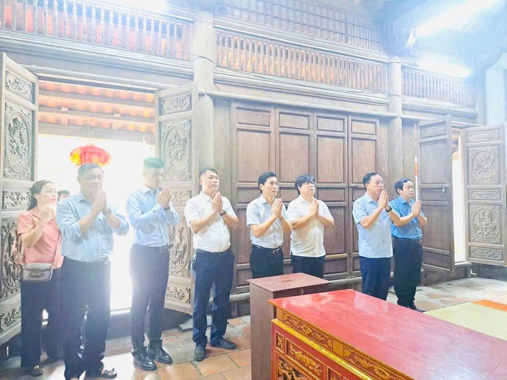 Lãnh đạo phường Long Biên thăm, tặng quà các di tích và cơ sở tôn giáo trên địa bàn- Ảnh 3.