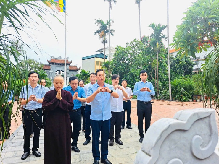 Lãnh đạo phường Long Biên thăm, tặng quà các di tích và cơ sở tôn giáo trên địa bàn- Ảnh 1.