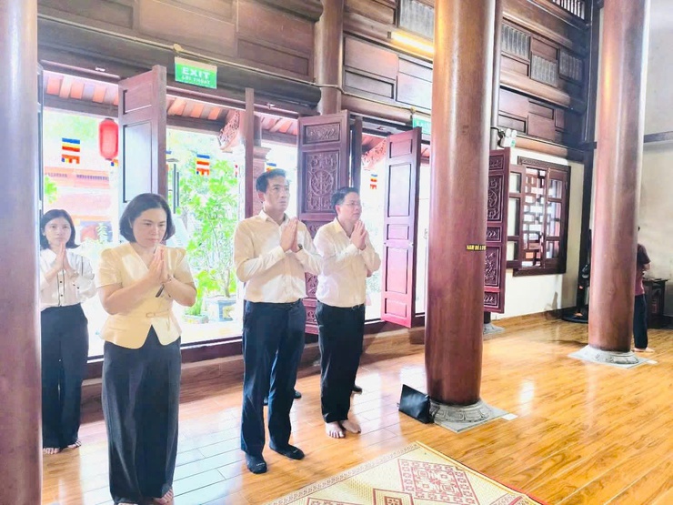 Lãnh đạo phường Long Biên thăm, tặng quà các di tích và cơ sở tôn giáo trên địa bàn- Ảnh 6.