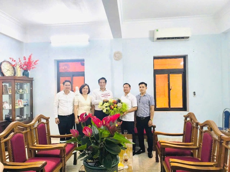 Lãnh đạo phường Long Biên thăm, tặng quà các di tích và cơ sở tôn giáo trên địa bàn- Ảnh 7.