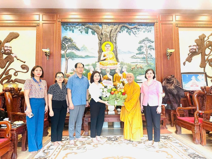 Lãnh đạo phường Long Biên thăm, tặng quà các di tích và cơ sở tôn giáo trên địa bàn- Ảnh 4.