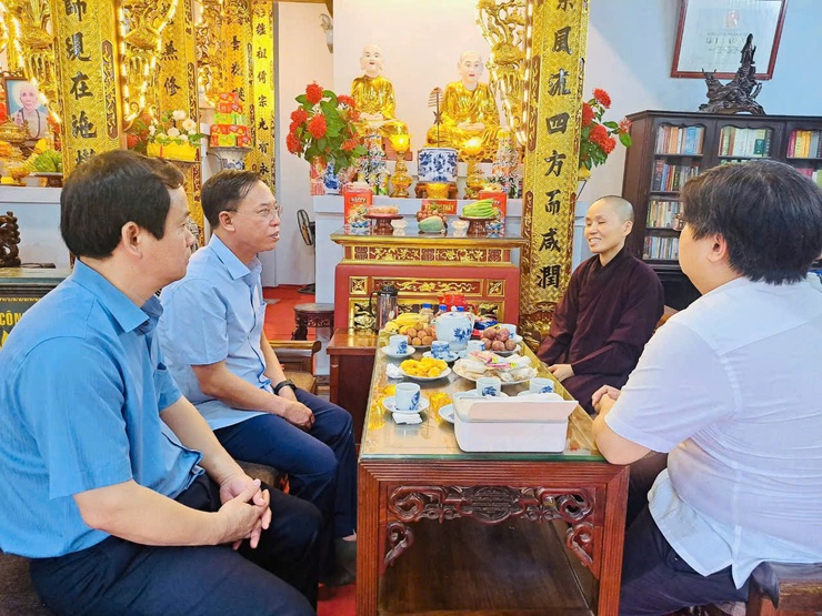Lãnh đạo phường Long Biên thăm, tặng quà các di tích và cơ sở tôn giáo trên địa bàn- Ảnh 2.