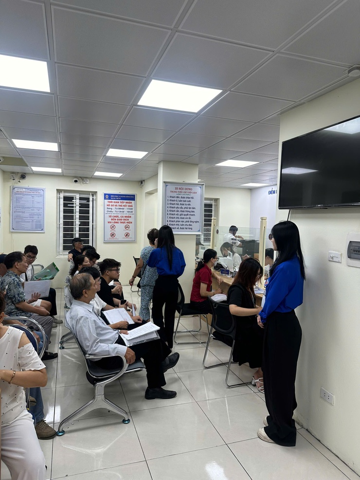 Đoàn Thanh niên phường Hai Bà Trưng ra quân hỗ trợ chính quyền 2 cấp và cung cấp dịch vụ công.- Ảnh 7.
