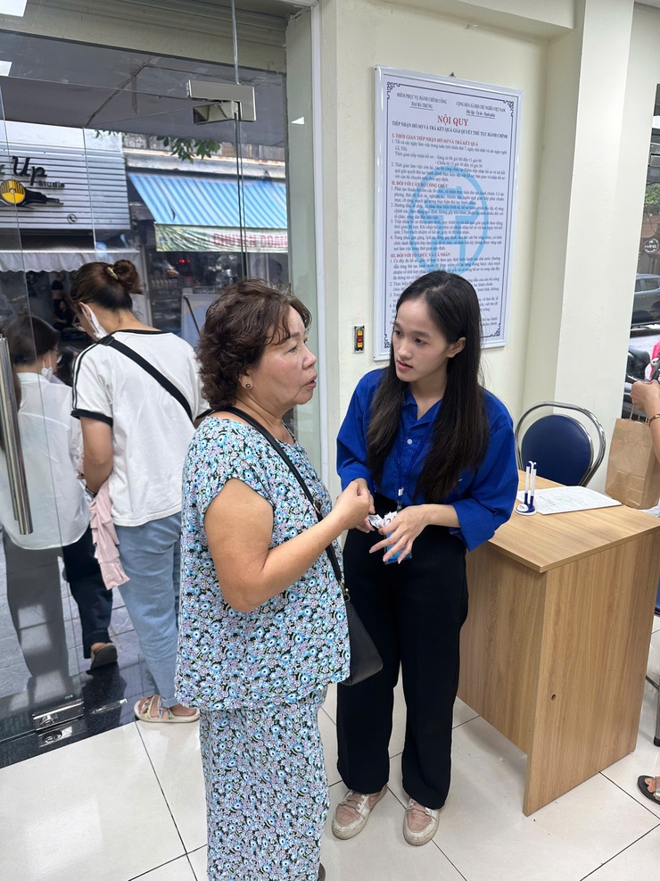 Đoàn Thanh niên phường Hai Bà Trưng ra quân hỗ trợ chính quyền 2 cấp và cung cấp dịch vụ công.- Ảnh 6.