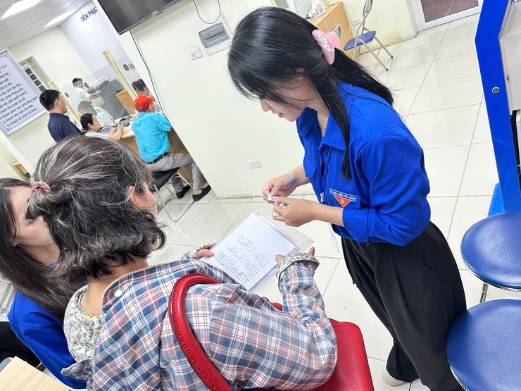 Đoàn Thanh niên phường Hai Bà Trưng ra quân hỗ trợ chính quyền 2 cấp và cung cấp dịch vụ công.- Ảnh 4.