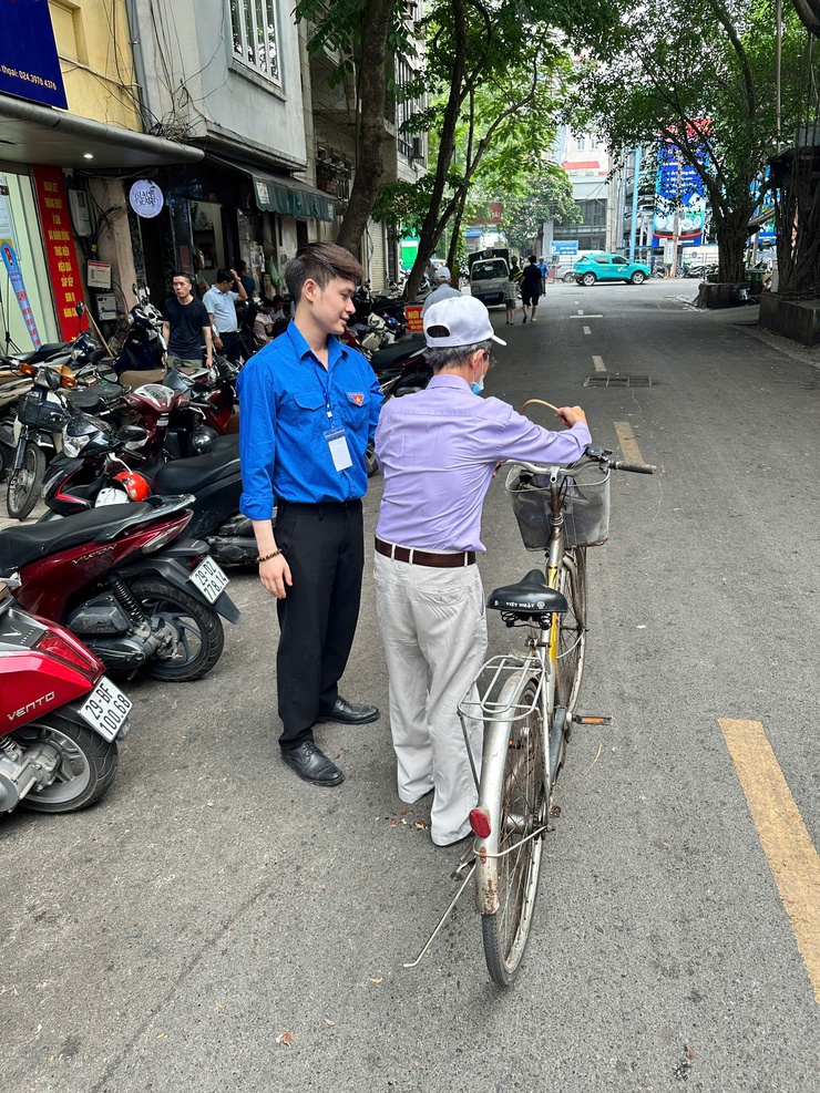 Đoàn Thanh niên phường Hai Bà Trưng ra quân hỗ trợ chính quyền 2 cấp và cung cấp dịch vụ công.- Ảnh 3.
