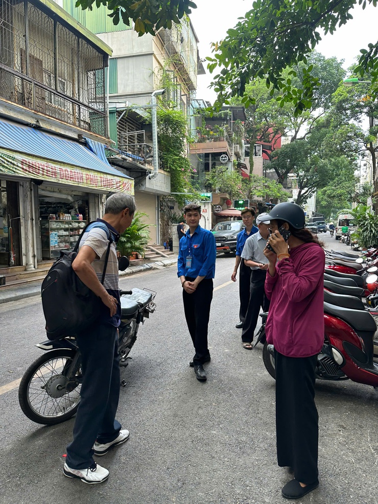 Đoàn Thanh niên phường Hai Bà Trưng ra quân hỗ trợ chính quyền 2 cấp và cung cấp dịch vụ công.- Ảnh 2.