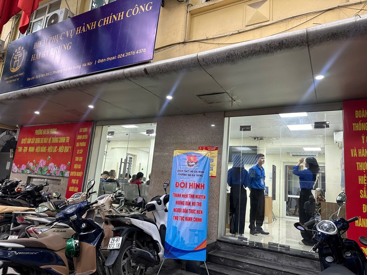 Đoàn Thanh niên phường Hai Bà Trưng ra quân hỗ trợ chính quyền 2 cấp và cung cấp dịch vụ công.- Ảnh 1.