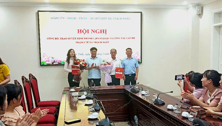 Xã Thạch Thất tổ chức hội nghị công bố và trao quyết định thành lập cơ quan và công tác cán bộ Trạm y tế xã- Ảnh 2.